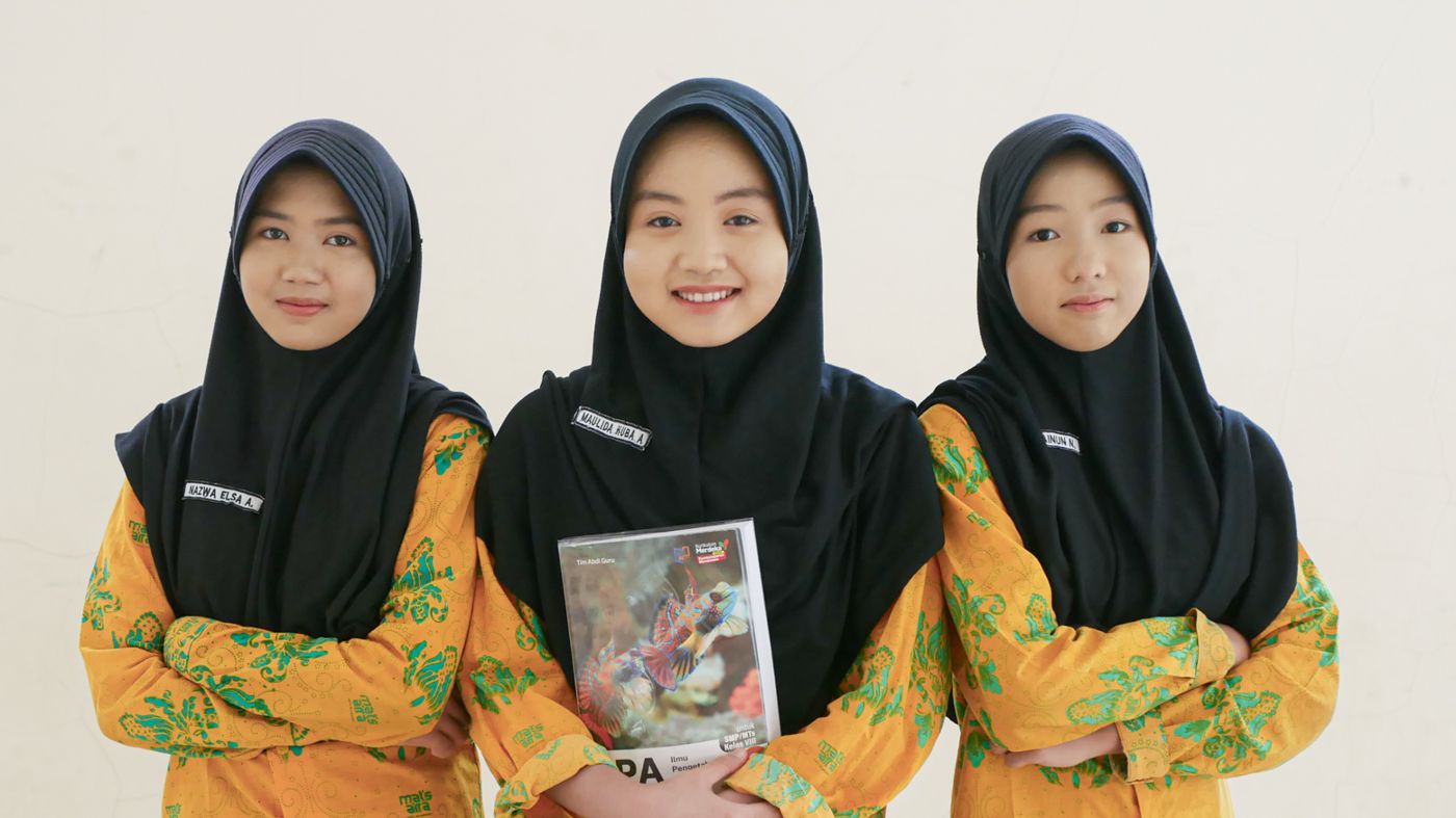 Tiga siswi Matsarra berseragam batik dan berjilbab hitam