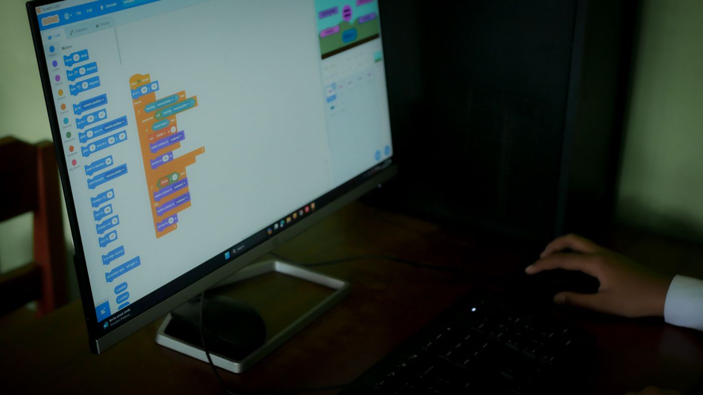 Siswa menyusun program dengan balok kode Scratch di laboratorium komputer