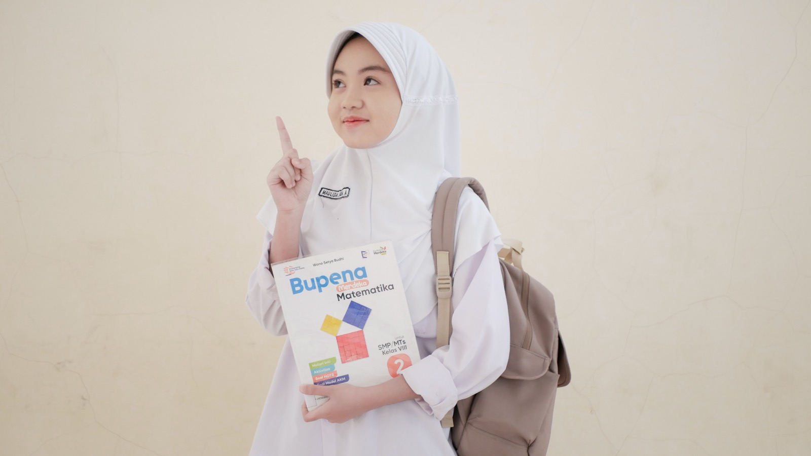 Siswi MTs Arrahmah membawa buku matematika