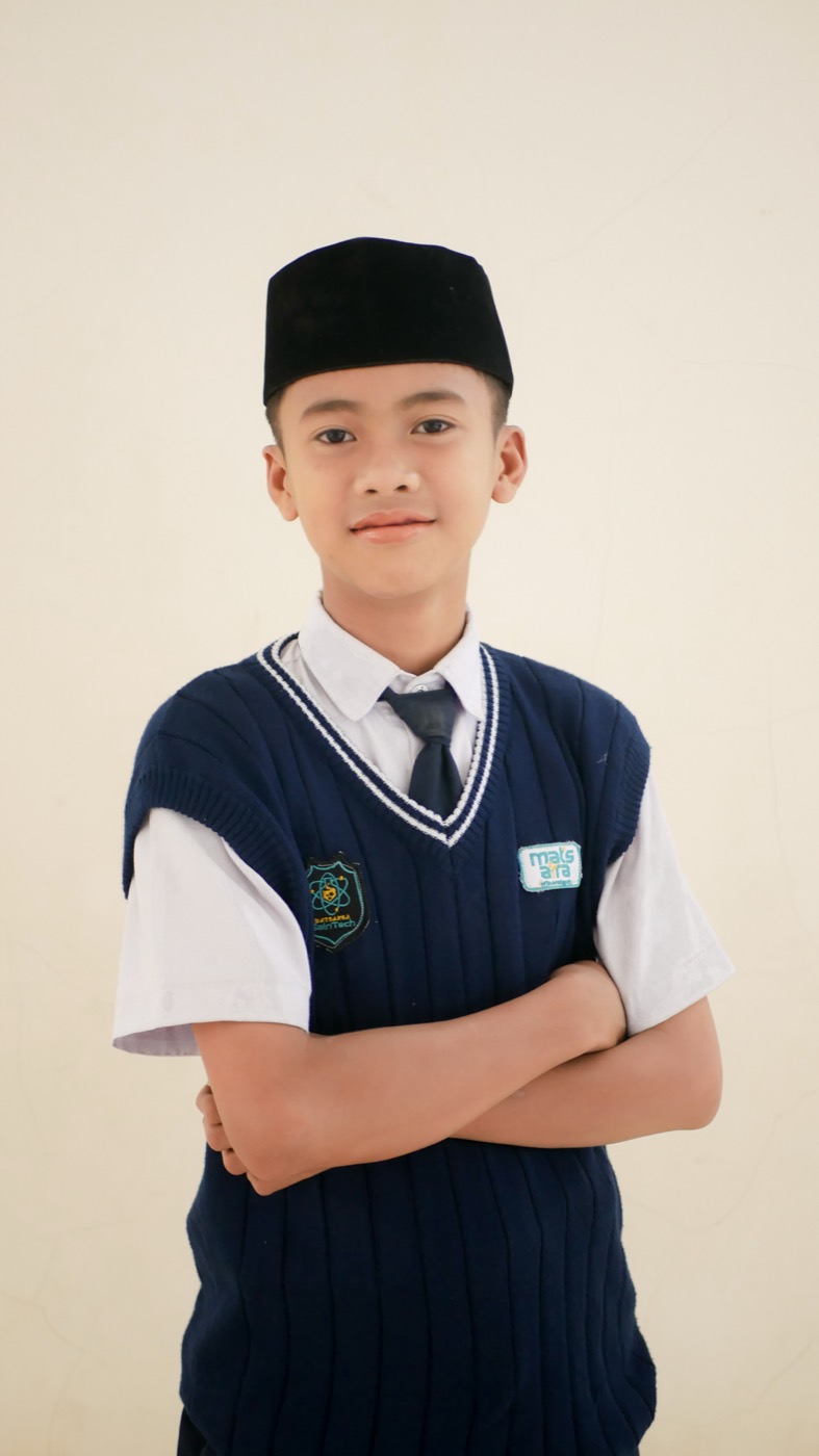 Siswa MTs Arrahmah berseragam rompi dengan badge SainTech dan Matsarra