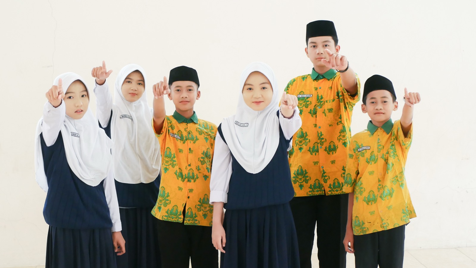 Enam siswa MTs Arrahmah menunjuk ke arah kamera
